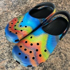 Crocs Classic Spray Dye Clogs Unisex Womens Size 8 or Mens Size 6